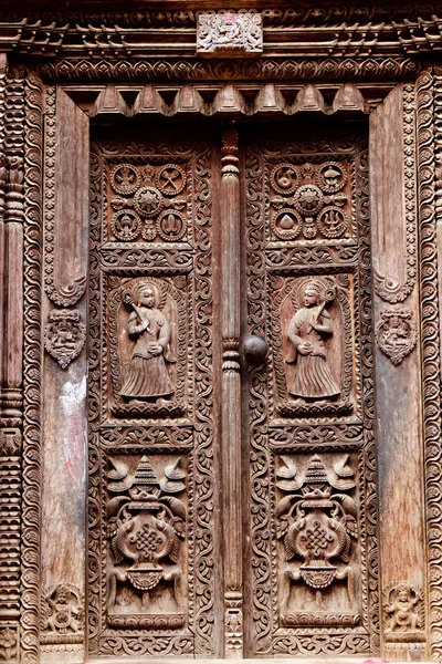寺の木製彫刻が施されたドア — ストック写真