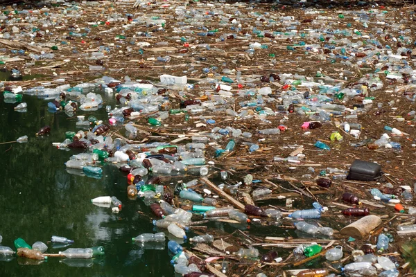 Odpadky ve vodě — Stock fotografie