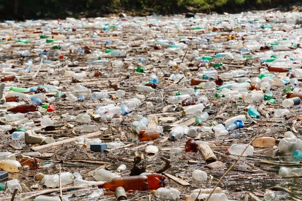 Poluição por garrafas plásticas — Fotografia de Stock