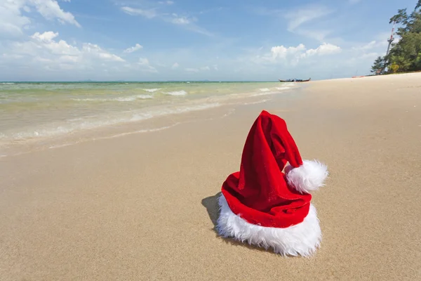 Santa hat on tropical beach — Stock Photo, Image