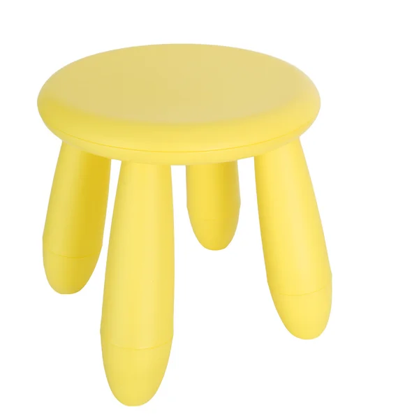 Детский желтый пластиковый стул изолирован на белом — стоковое фото