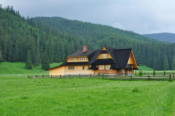 木造住宅 - タトラ山脈 ロイヤリティフリーのストック写真
