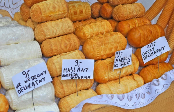 Традиційний польський копчений сир, відомий як oscypek — стокове фото