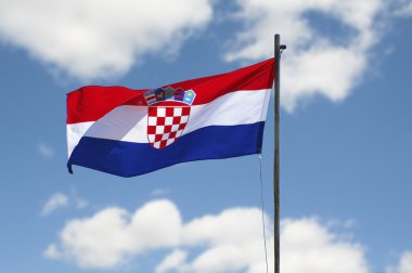 Hırvatistan gökyüzü arka plan önünde rüzgarda sallayarak bayrak