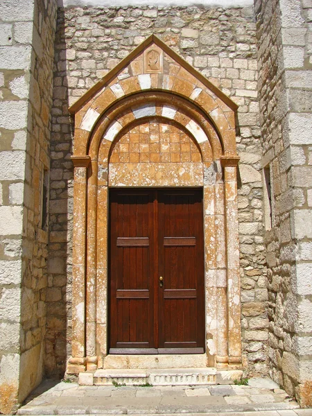 Régi nagy fa ajtó - ajtó portál - Krk Horvátország — Stock Fotó