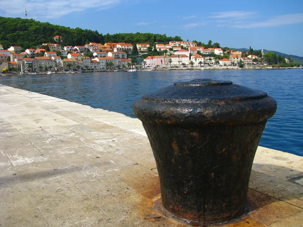 Pier and town - Croatian coast — Stock Photo, Image