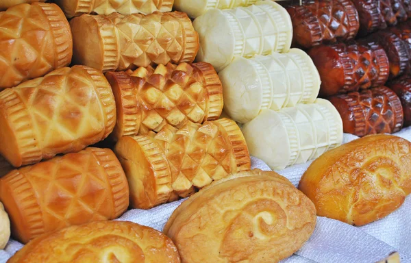 Oscypek として知られている伝統的なポーランドのスモーク チーズ ストック画像