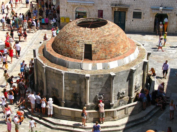 Onofrio szökőkút - a központi tér-Dubrovnik-Horvátország Rechtenvrije Stockfoto's