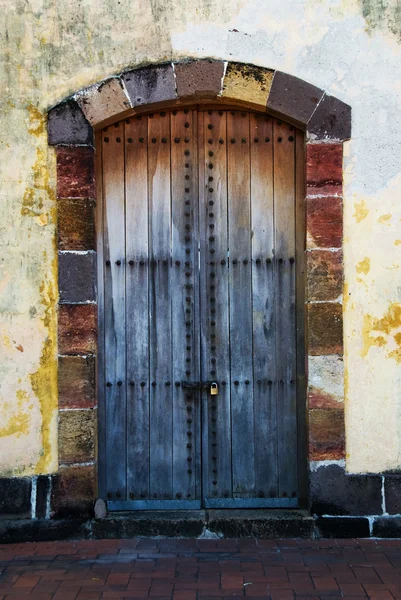 오래 된 문 스톡 사진