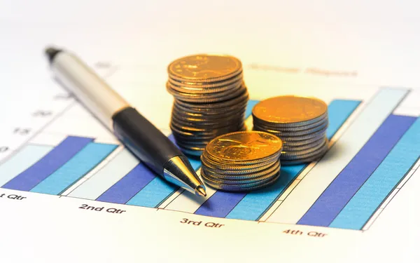 Graph and coins — Stock Photo, Image