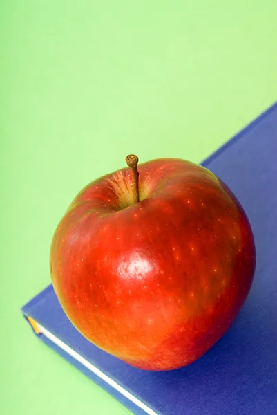 A könyv és az apple — Stock Fotó