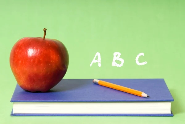 苹果和铅笔 — 图库照片