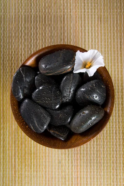 Камни в миске — стоковое фото
