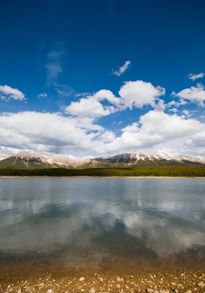 Göl ve dağlar — Stok fotoğraf