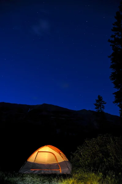 Valaistu teltta — kuvapankkivalokuva