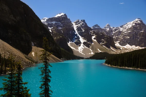 Lago e montanhas — Fotografia de Stock