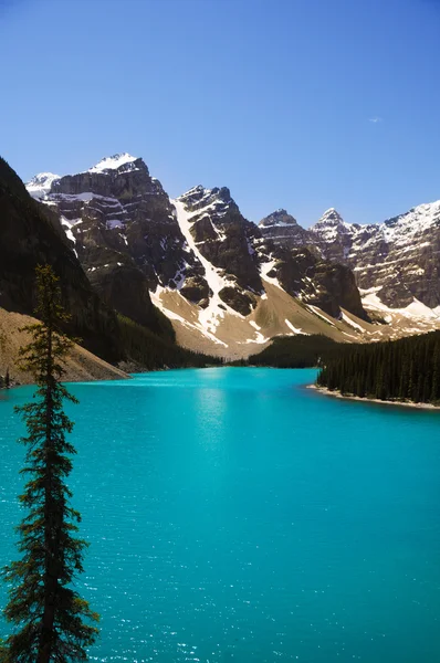 Озеро и горы — стоковое фото