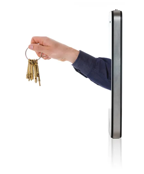 Akıllı telefon üzerinde altın anahtar halkası ile el — Stok fotoğraf
