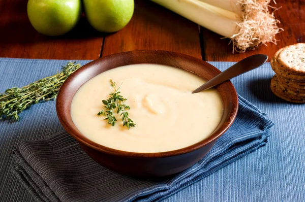 Apfel-Lauch-Suppe Stockfoto