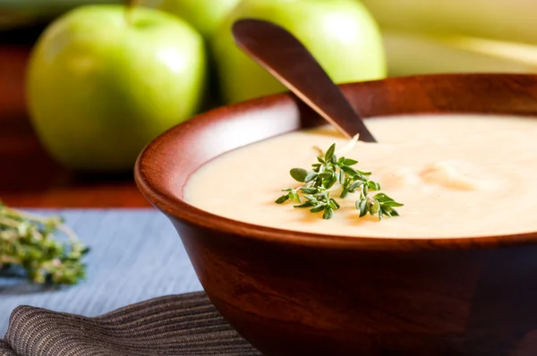 Apfel-Lauch-Suppe lizenzfreie Stockbilder