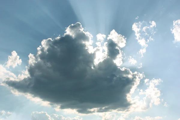 구름과 태양 광선 스톡 이미지