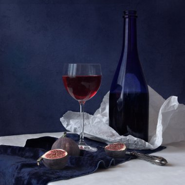 Natürmort mavi şarap ve incir