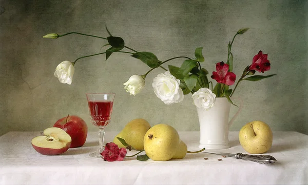 Натюрморт з квітами та фруктами Стокове Зображення