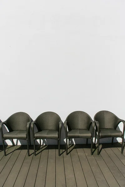 Beyaz duvar whith dört sandalye — Stok fotoğraf