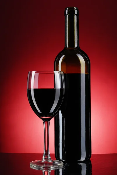 Kadeh şarap ve şişe — Stok fotoğraf