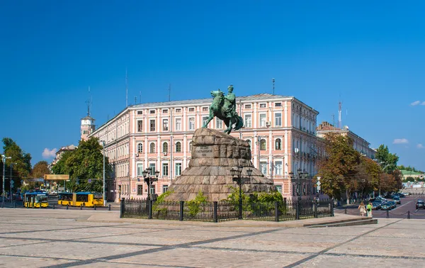 A Sofiyska Square, Kijev, Ukra Bogdan Khmelnitsky emlékmű — Stock Fotó