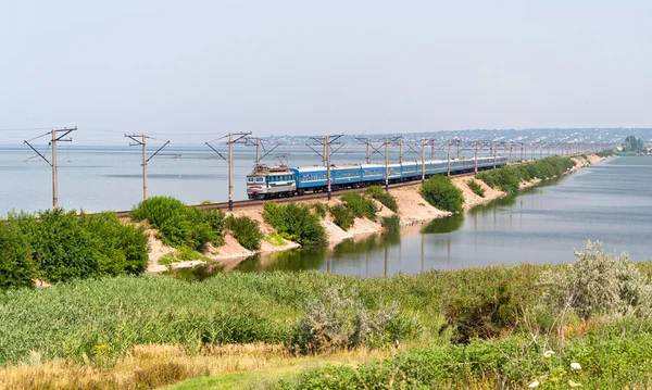 Treno elettrico per passeggeri su una diga — Foto Stock