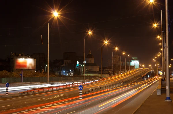 Die Brücke eines Verkehrsknotenpunktes in der Nacht — Stockfoto