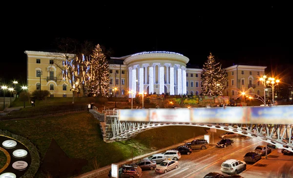 Októberi palace éjjel Kijevben — Stock Fotó