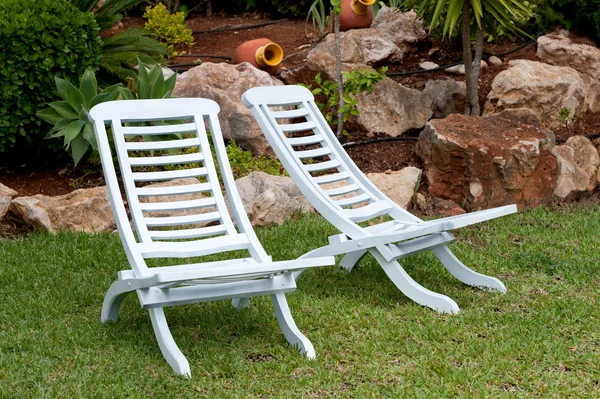 Cadeiras de teca branca — Fotografia de Stock