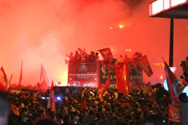 Benfica otobüs kalabalık ile birleştirir.