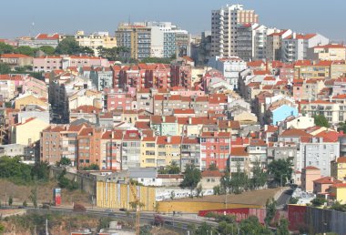 çeşitli binalar ve karayolu ile şehir manzarası