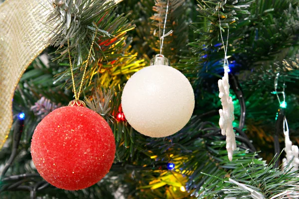 Červené a bílé vánoční koule na vánoční stromeček — Stock fotografie