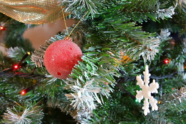 Červená vánoční koule na vánoční stromeček — Stock fotografie