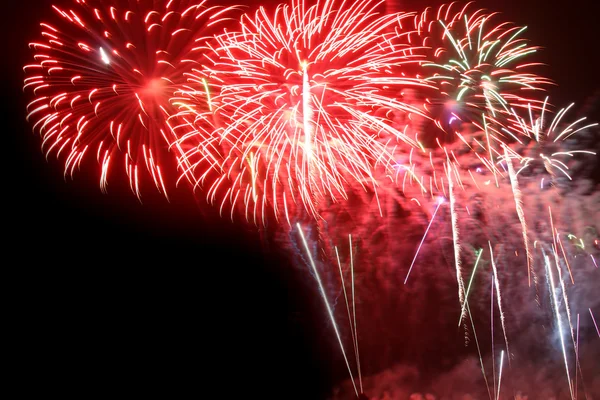 Celebração fogo de artifício vermelho e branco — Fotografia de Stock