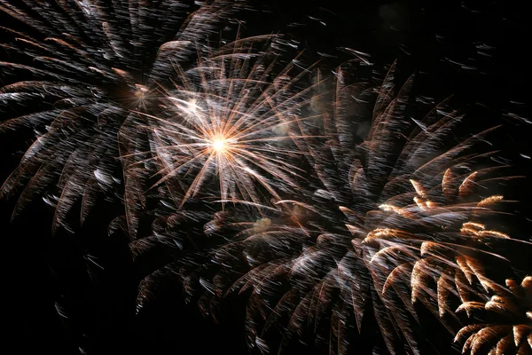 Esplosione di fuochi d'artificio scintillanti — Foto Stock