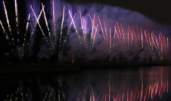 Celebração fogo de artifício vermelho e azul — Fotografia de Stock