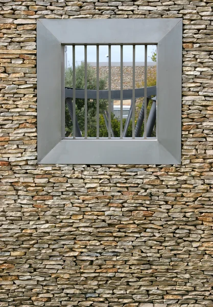 Кирпичная стена со стальным окном — стоковое фото