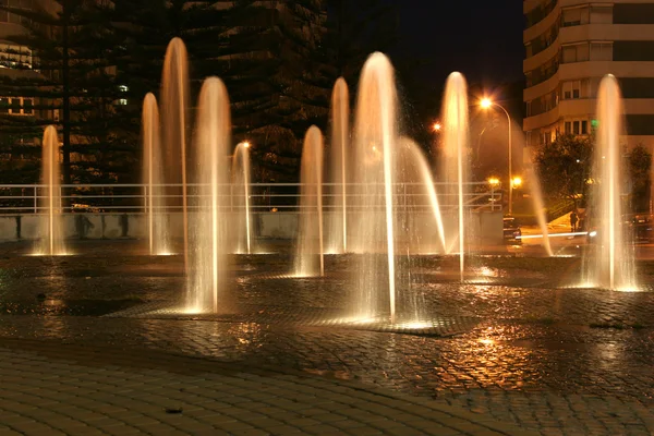 Красиві множинні фонтани вночі — стокове фото