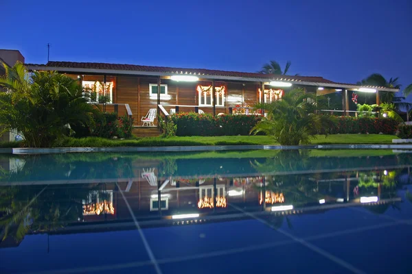 在晚上的房子和游泳池视图 — 图库照片