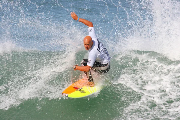 Surfista cavalcando un'onda — Foto Stock