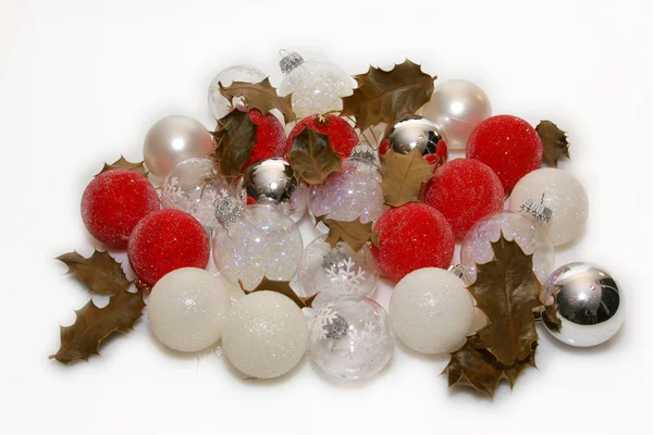 Monte de bolas de decoração de Natal com folhas de azevinho — Fotografia de Stock
