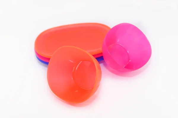 Piatti e tazze di plastica colorata — Foto Stock
