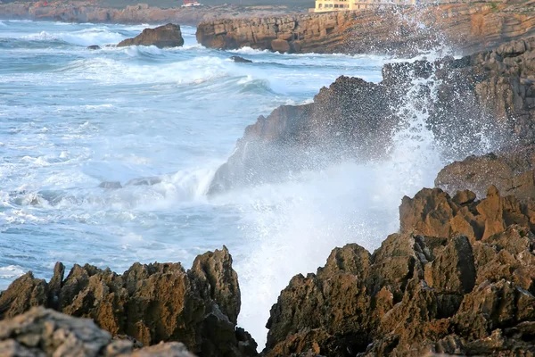 海岸線に対して砕ける波 — ストック写真