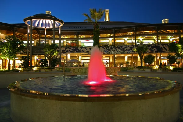 Архітектурний вид на відкритий торговий центр з фонтаном — стокове фото