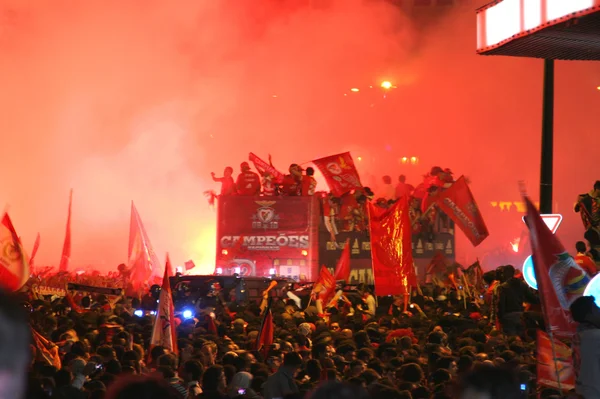 Benfica busz egybeolvad a tömeg — Stock Fotó